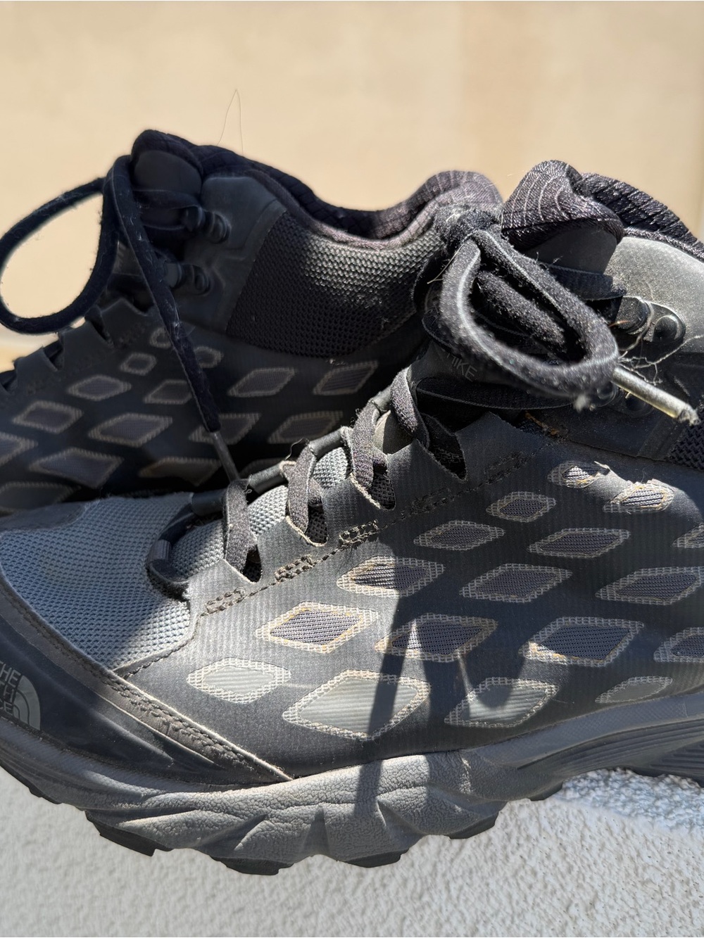 Sz 9.5 Men’s North Face Black Mesh Trail Running Shoes